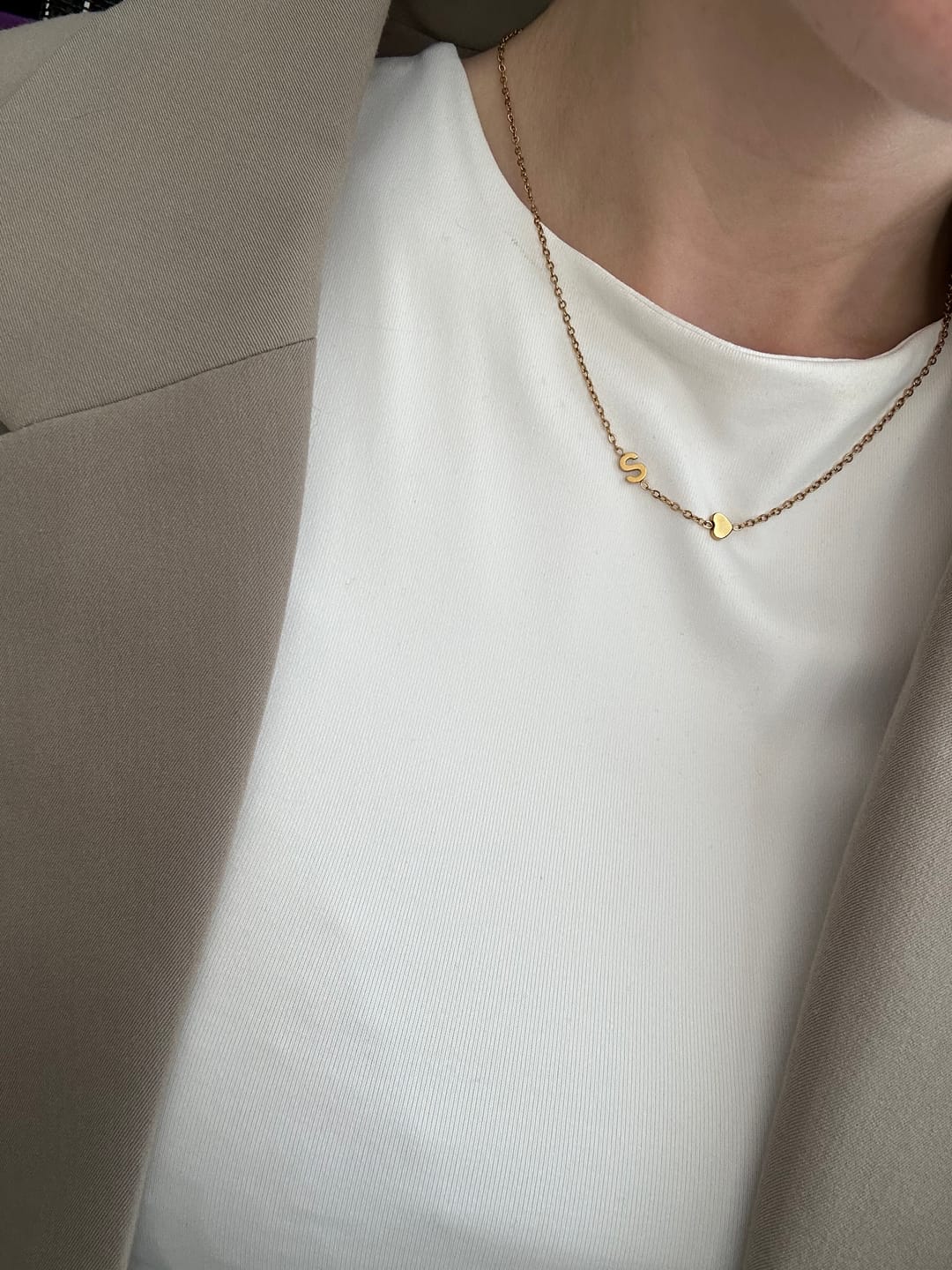 Customer photo review of Personalizovaný náhrdelník s otočenými iniciálami
