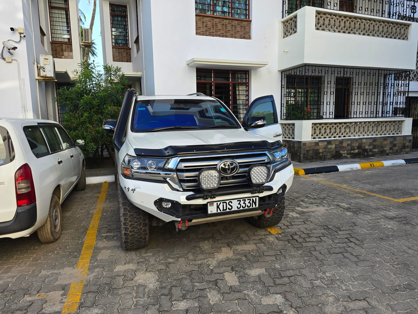 Customer photo review of 5" 200 Series Landcruiser Snorkel