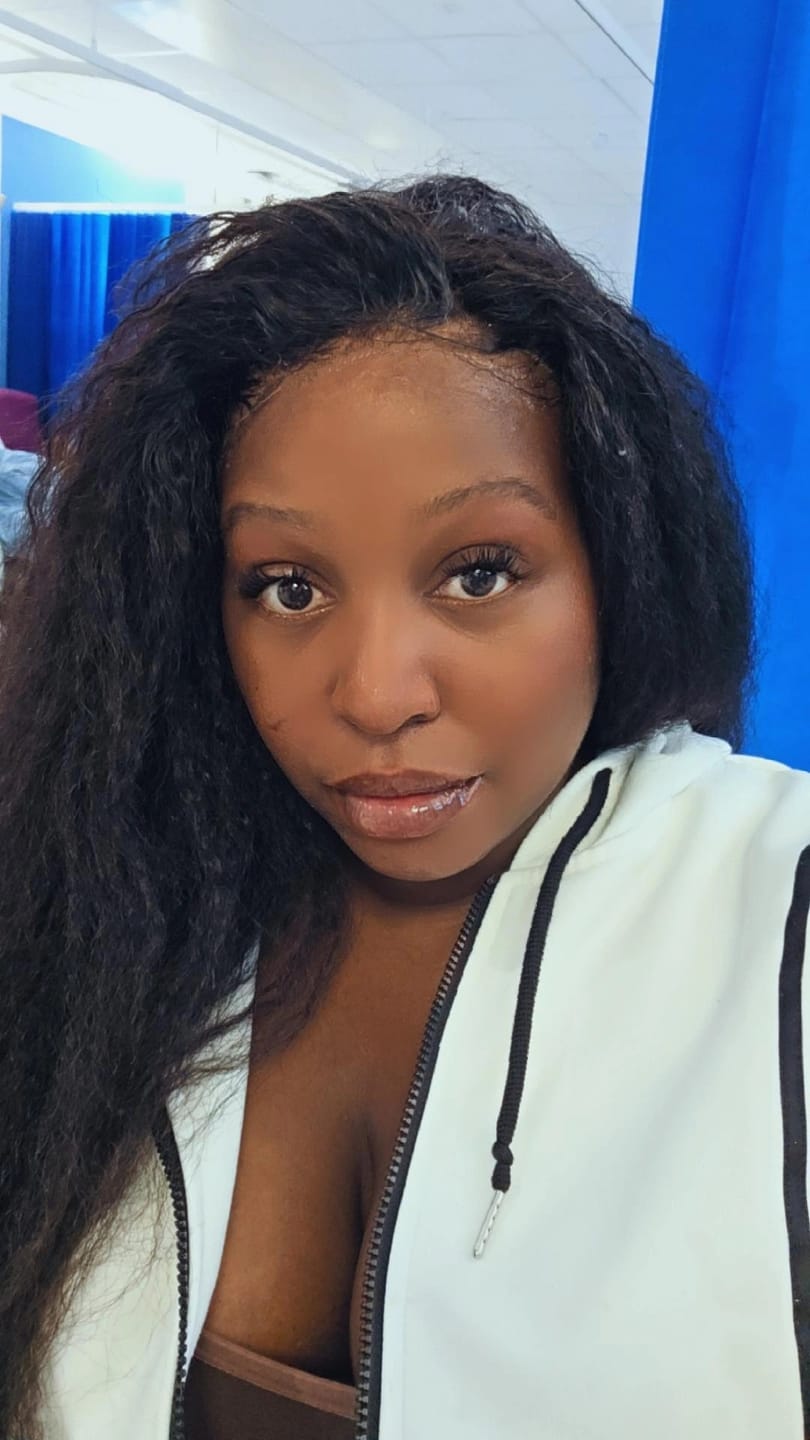 Customer photo review of MORE FACE Pre-bleached Kinky Straight Wear Go Glueless Wig 7x5 Pre-cut HD Lace Pre-plucked