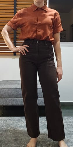 Bianca W. review of Calça Jeans Reta Araçá Marrom Escuro image 1 out of 2