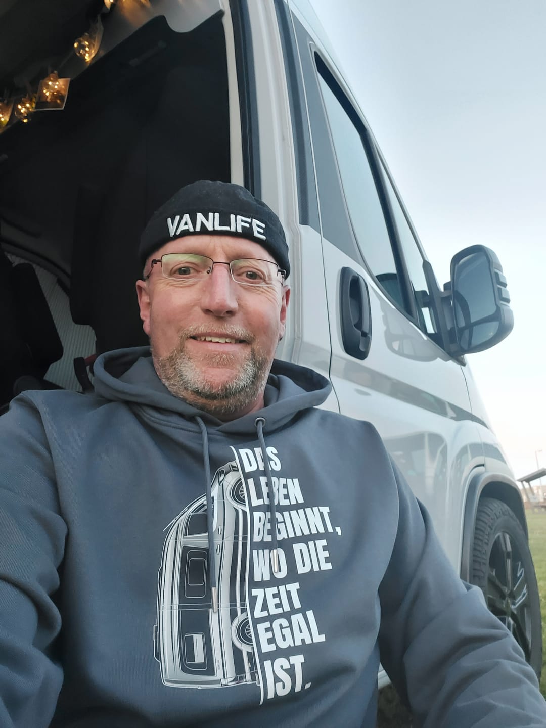 Customer photo review of Camping ist Zeitlos - Herren Camping Hoodie - Vanlife
