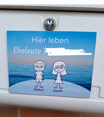 Customer photo review of Familien Türschild (UV- und wetterfest) inkl. Klebebefestigung