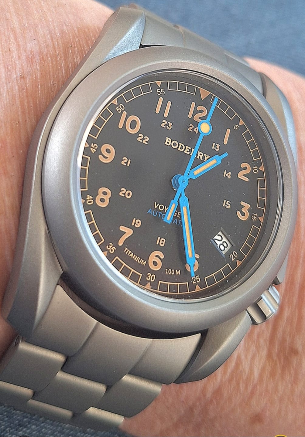 Customer photo review of VOYAGER - 100M Waterproof Titanium Automatic Field Watch | Vintage Noir-bracelet