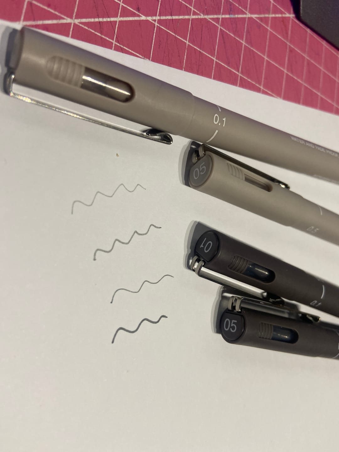 Customer photo review of Uni Pin - Tiralíneas Fine Line Gris Oscuro