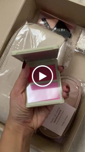 Customer video review of RUBOR EN DÚO ALLURE CREMA Y POLVO COMPACTO