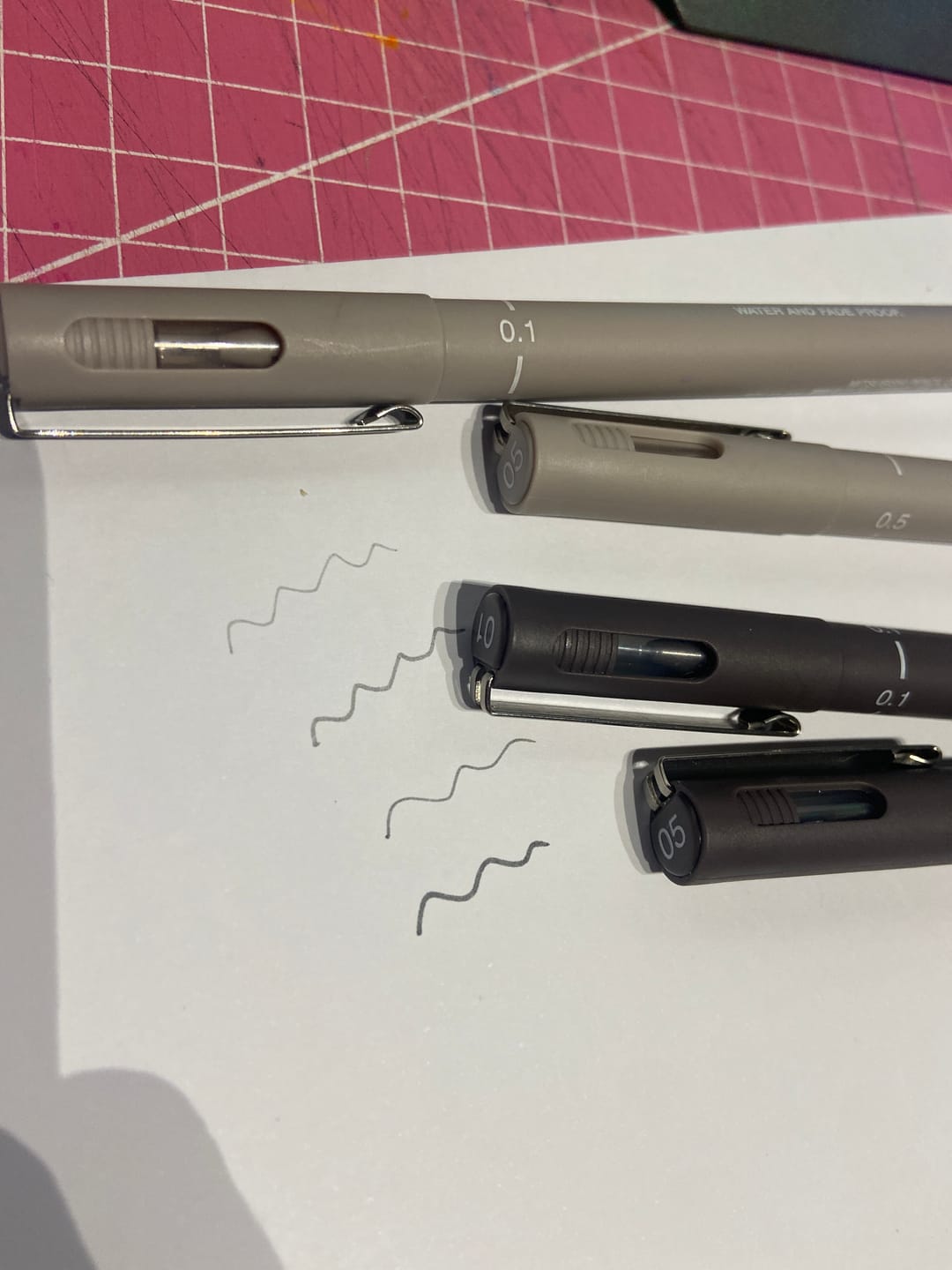 Customer photo review of Uni Pin - Tiralíneas Fine Line Gris Claro