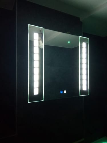 Customer photo review of SONNI Spiegelschrank Bad mit Beleuchtung Badezimmer Spiegelschrank 60 × 65cm beschlagfrei Spiegelschrank Bad mit Steckdose Kabelloses Scharnier Design LED Aluminium Spiegelschrank mit Touch