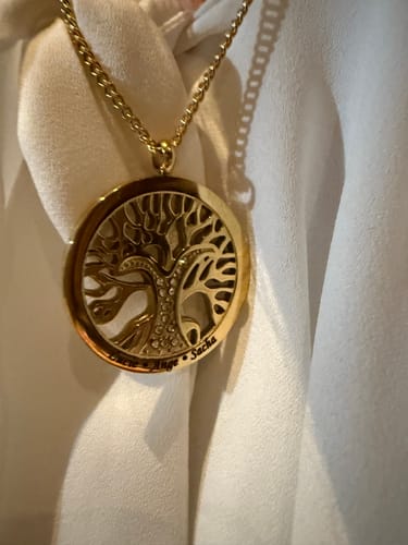 Customer photo review of Collier arbre de vie personnalisé avec pierres en zirconium