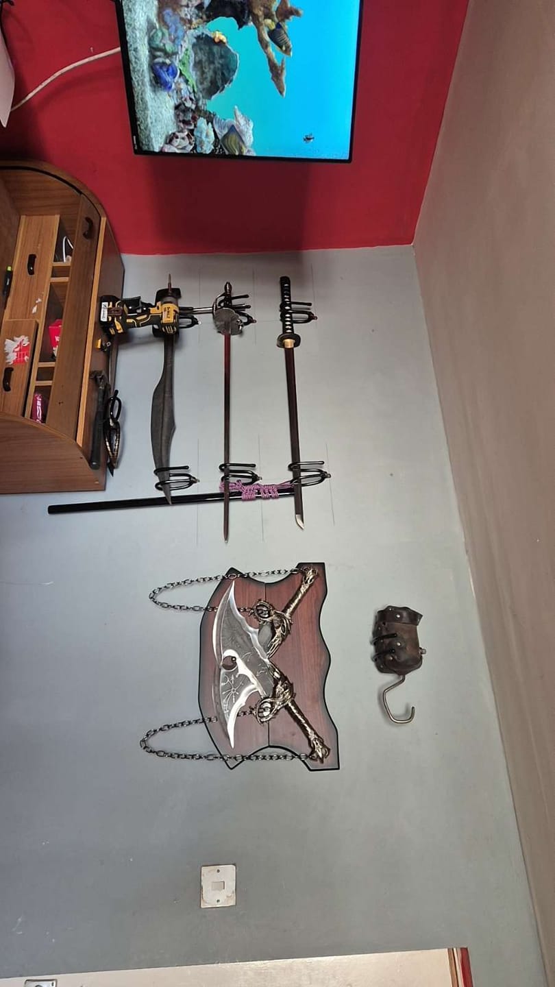Customer photo review of God Of War - Deluxe Ragnarok Chaos Blades