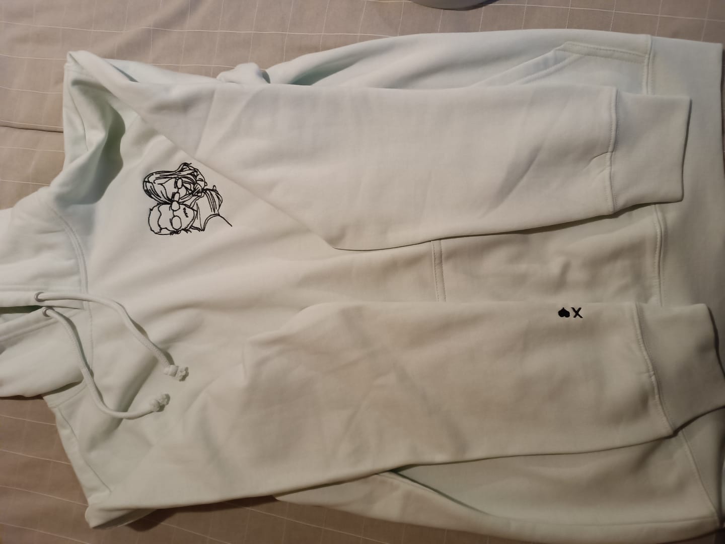 Customer photo review of Hoodie Retrato Line Art Personalizável