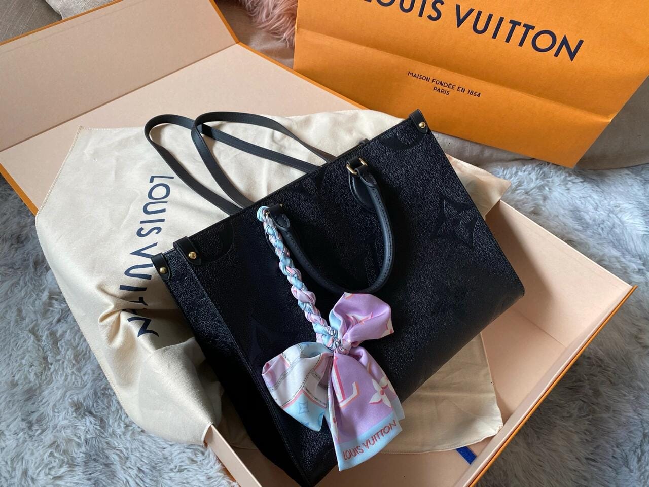 Customer photo review of 【ルイヴィトン】人気★大容量オンザゴー GM トートバッグ黒M44925