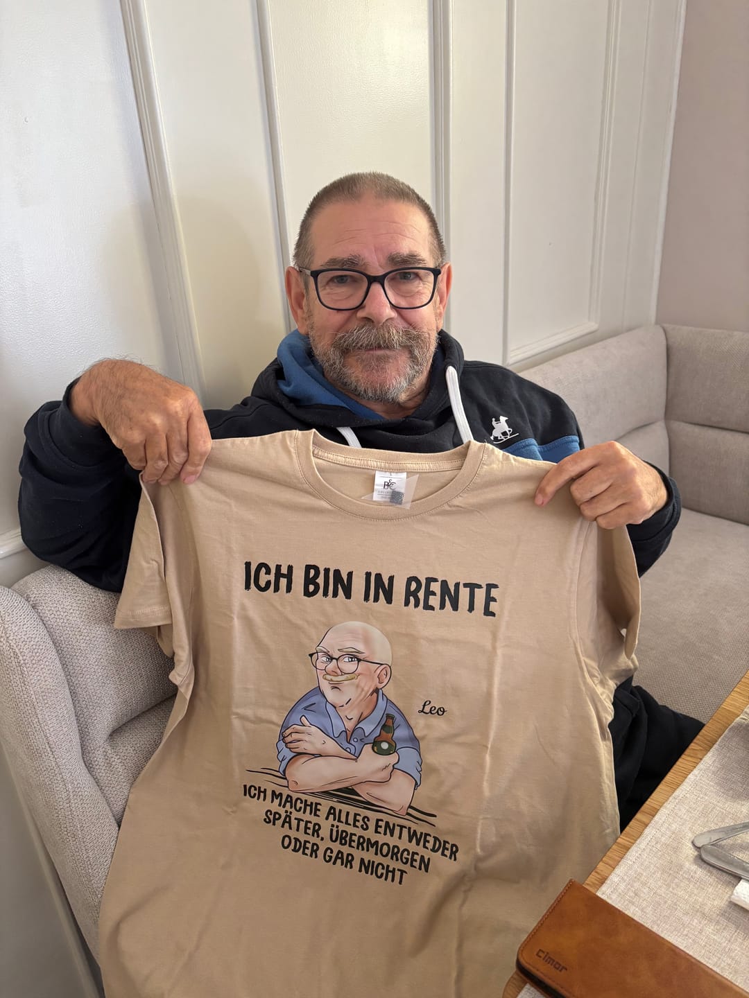 Customer photo review of Ich muss nichts - Personalisiertes T-Shirt für Rentner zum Ruhestand