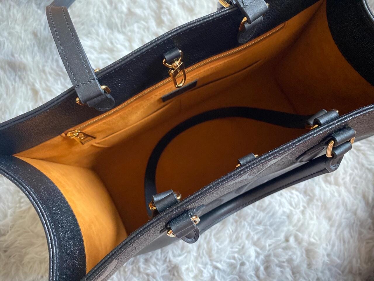Customer photo review of 【ルイヴィトン】人気★大容量オンザゴー GM トートバッグ黒M44925
