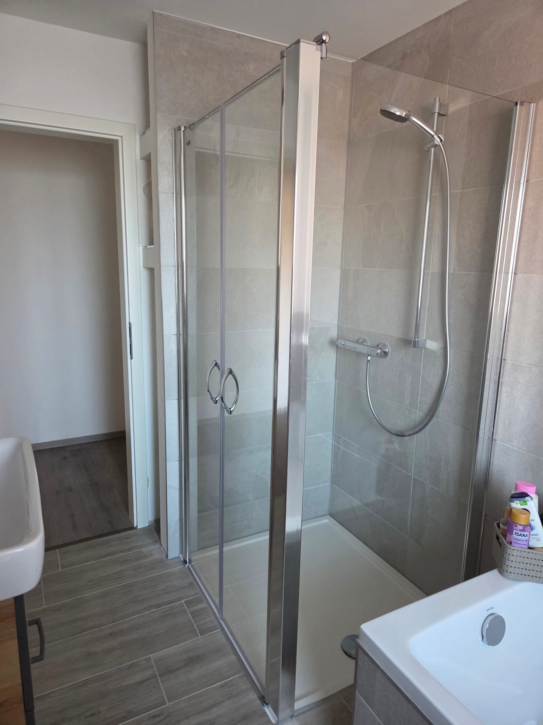 Customer photo review of Eckdusche Duschkabine mit Pendeltür, 6mm ESG, Klarglas - Tür 90cm, Höhe: 195cm
