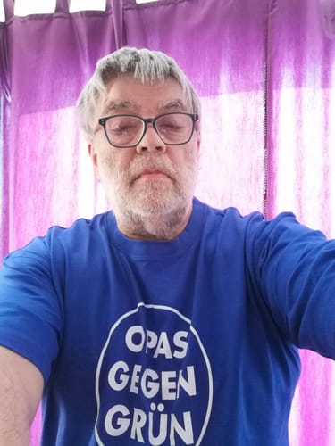 Customer photo review of PREMIUM SHIRT BUBEN • OPAS GEGEN GRÜN - DUNKEL