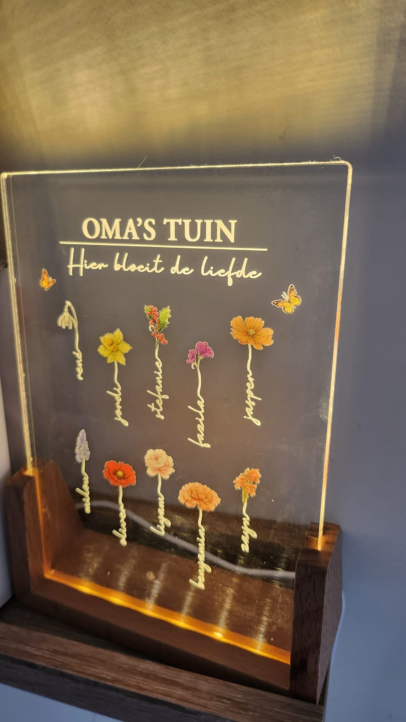 Customer photo review of Mama's tuin - Gepersonaliseerde LED-standaard voor mama of oma met bloemen