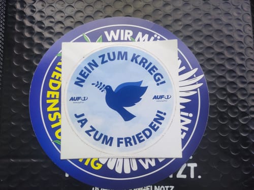 Customer photo review of GROSSE STICKER / AUFKLEBER • WIR MÜSSEN FRIEDENSTÜCHTIG WERDEN! (10 STK.)