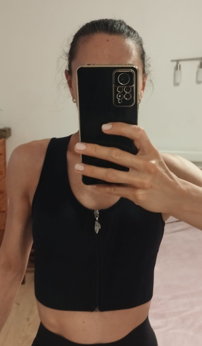 Customer photo review of Sports Bras Top Go Zip Black