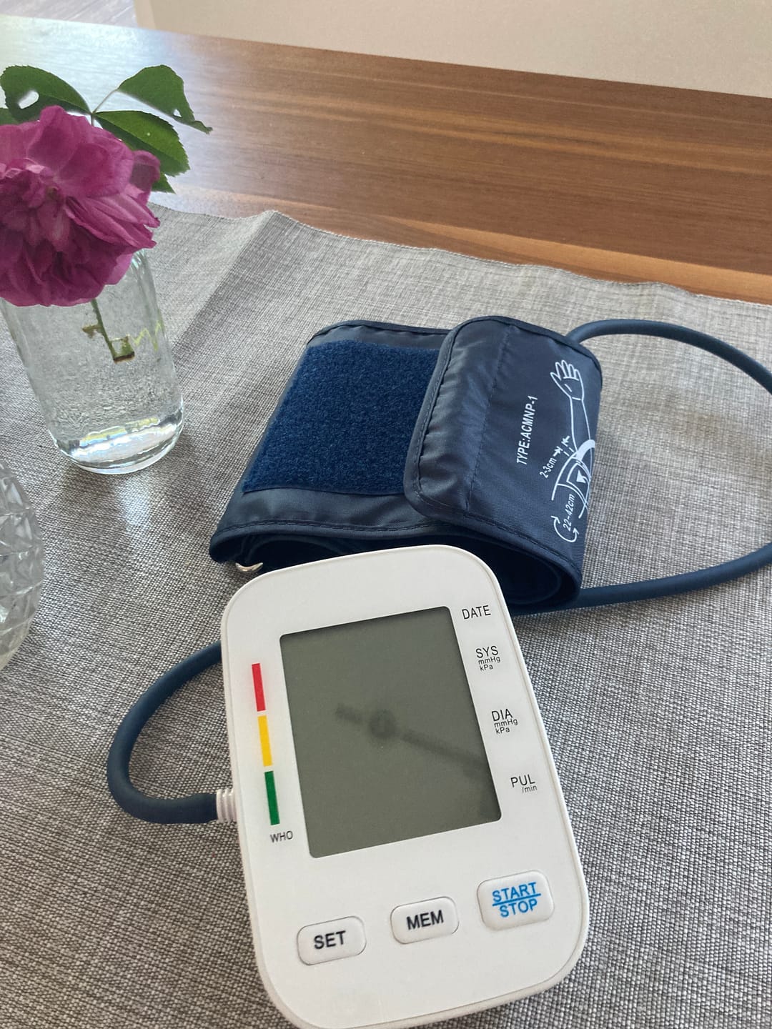 Customer photo review of Vollautomatisches Oberarm-Blutdruckmessgerät mit digitalem Display / Mit komfortabler Manschette und Speicherfunktion / Blutdruck- und Pulsmessung