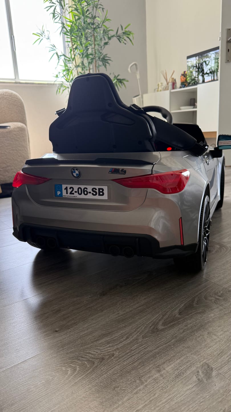 Customer photo review of Carro Elétrico para Criança BMW M4 12v Cinza Metalizado c/ RODAS DE BORRACHA & ASSENTO EM PELE