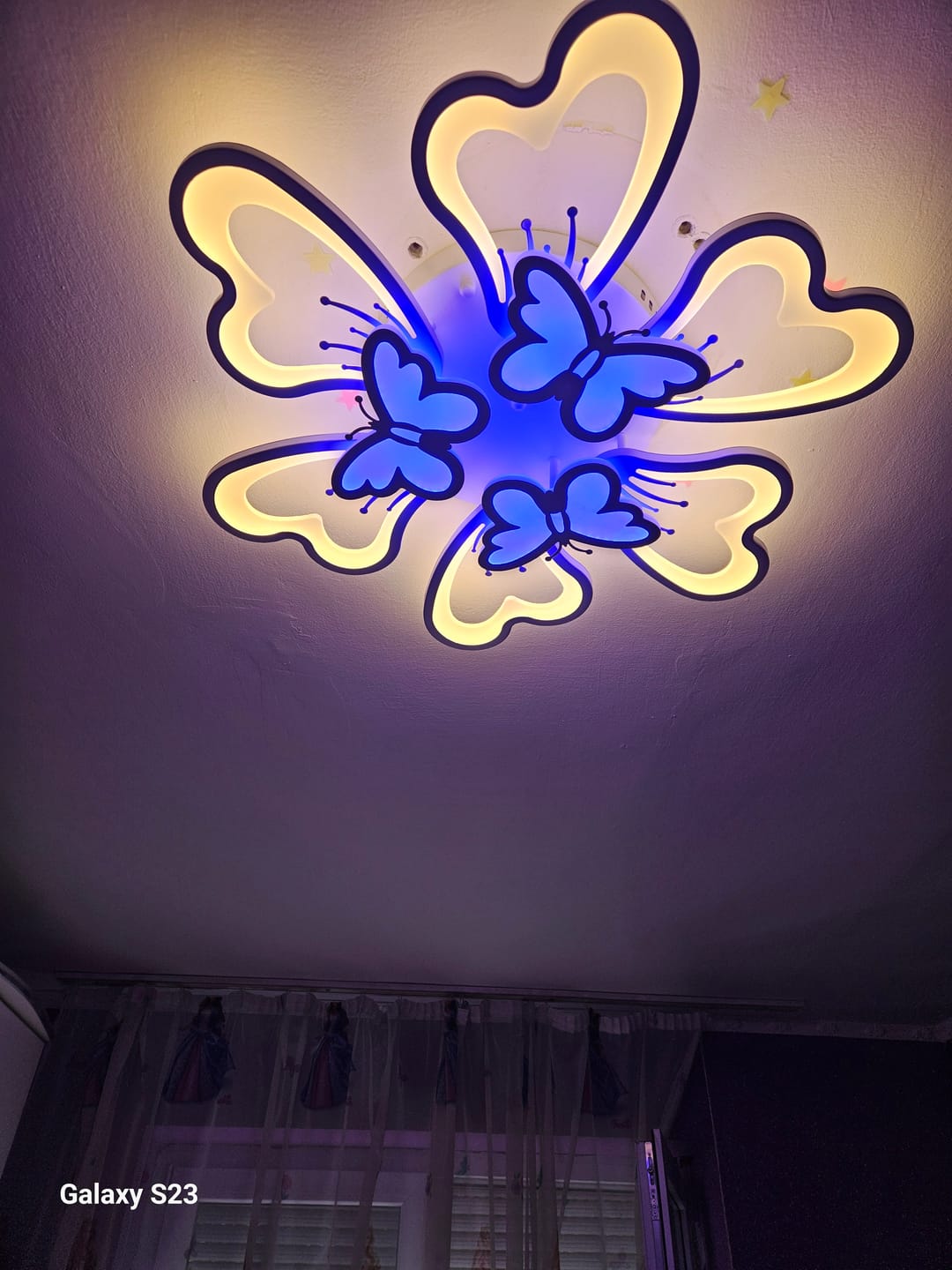 Customer photo review of Lustra LED BUTTERFLY RGB Echivalent 800W Telecomanda