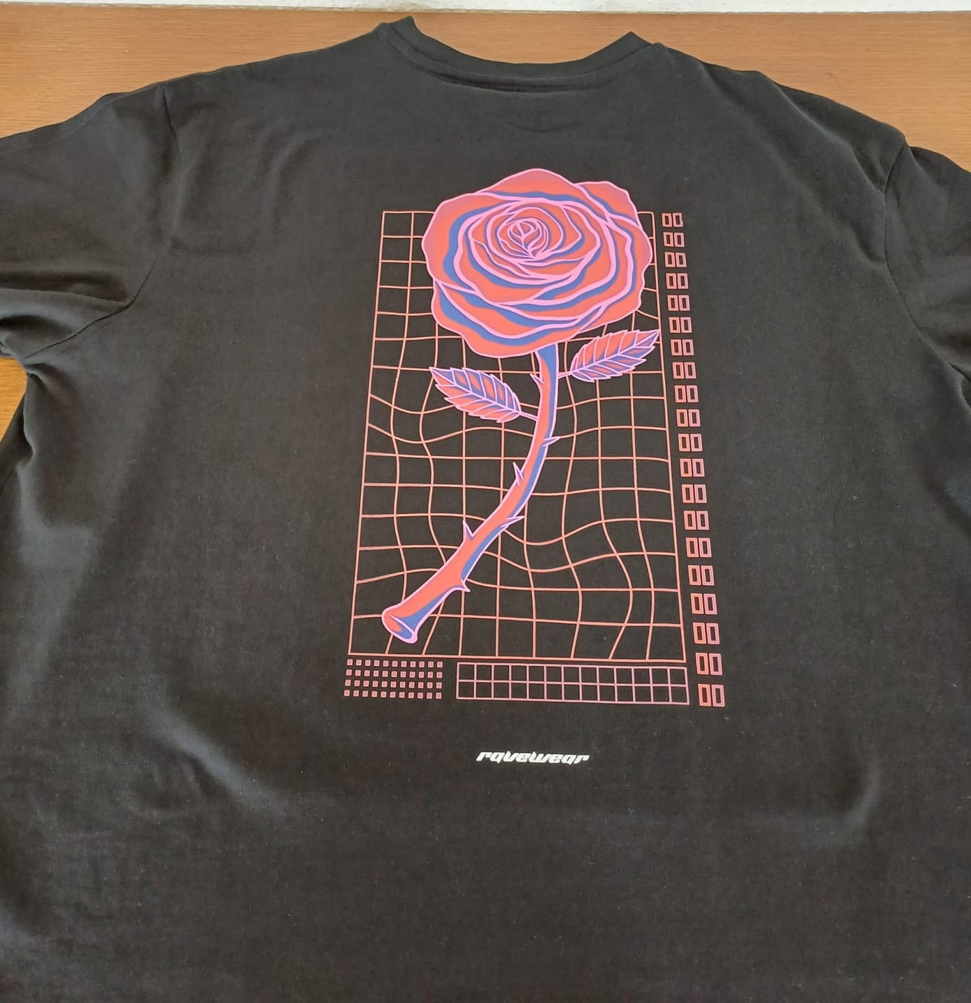 Customer photo review of Neon Retro Rose Backprint - Damen Oversized Shirt