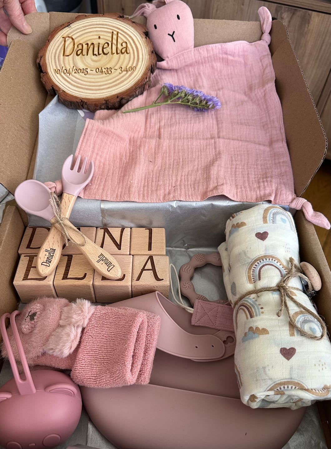 Customer photo review of Little Treasures -  מארז פרימיום ורוד - 10 מוצרים עם חריטה אישית