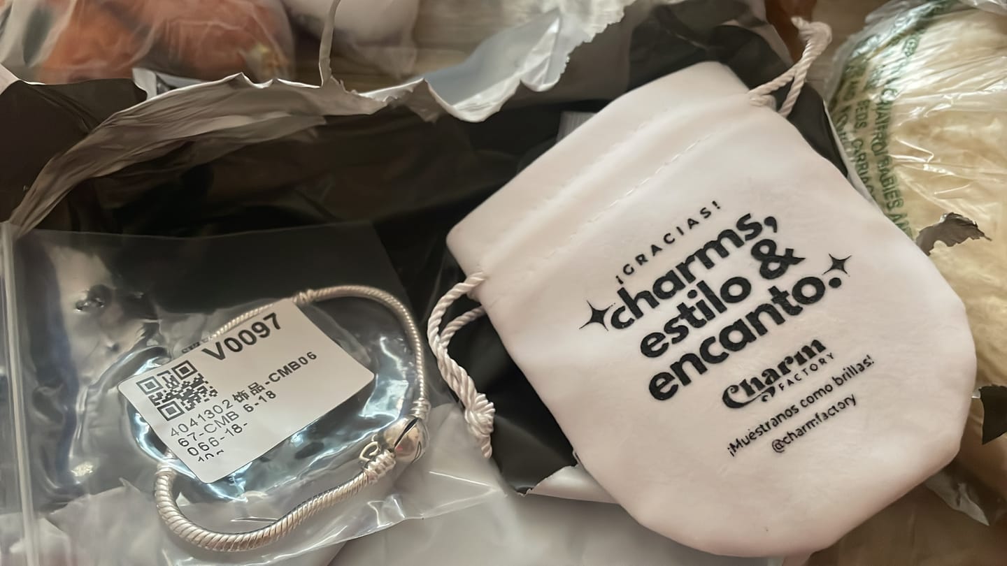 Customer photo review of Pulsera Esfera de Amor y Corazon