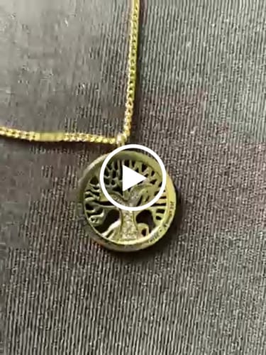 Customer video review of Collier arbre de vie personnalisé avec pierres en zirconium