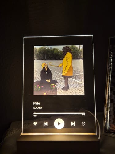 Customer photo review of Lâmpada Spotify Personalizável (Foto & Música)
