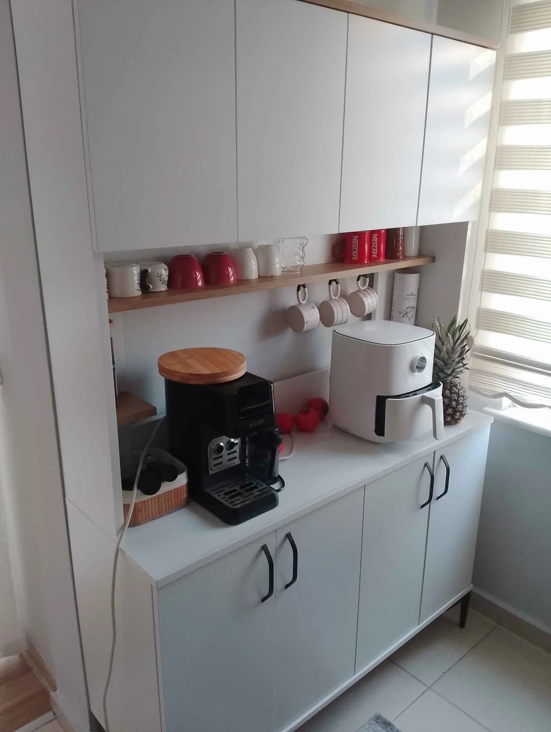 Customer photo review of Rani JE176 Çok Amaçlı Dolap 8 Kapaklı Raflı Kiler Mutfak Dolabı Beyaz - Sepet Ceviz