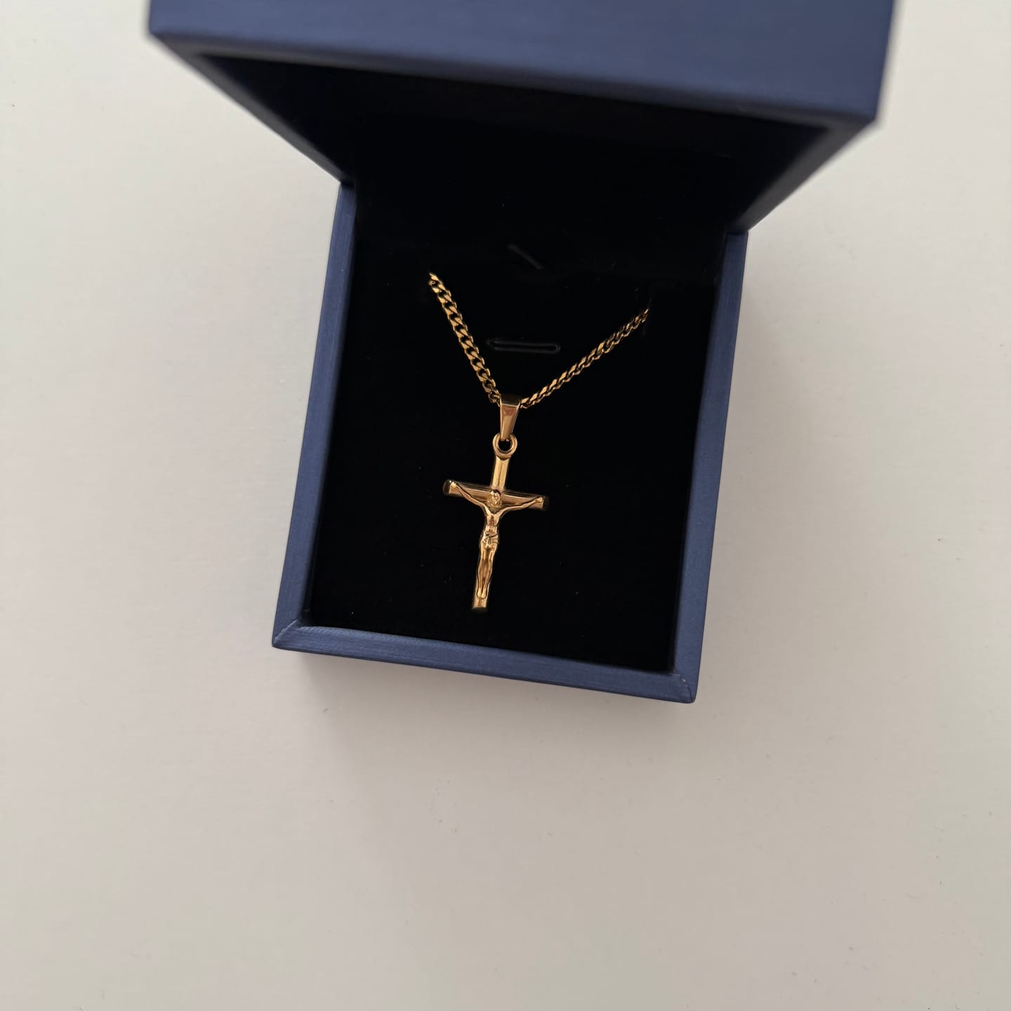 Customer photo review of Kruzifix Anhänger - Gold