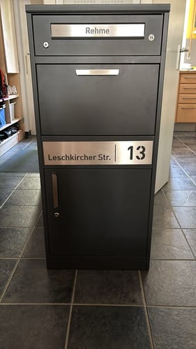 Customer photo review of Paketbox PB1 mit Briefkasten | anthrazit - RAL7016 | personalisiert mit Edelstahl-Schild
