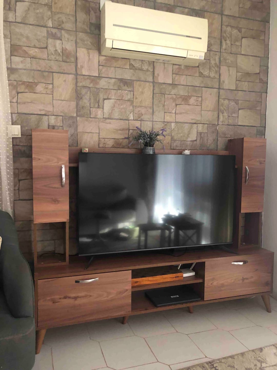 Customer photo review of Rani A9 Duvar Raflı Tv Ünitesi Kitaplıklı Tv Sehpası Duvara Monte Raflı Modern Ayaklı 180 cm Minyatür Ceviz M27
