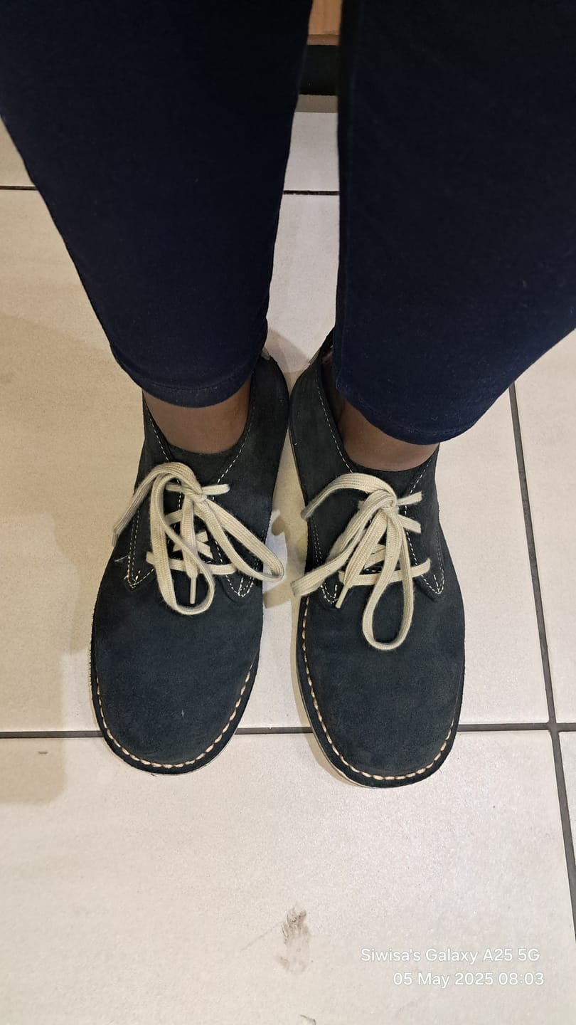 Customer photo review of Casual Vellies Suede - Black
