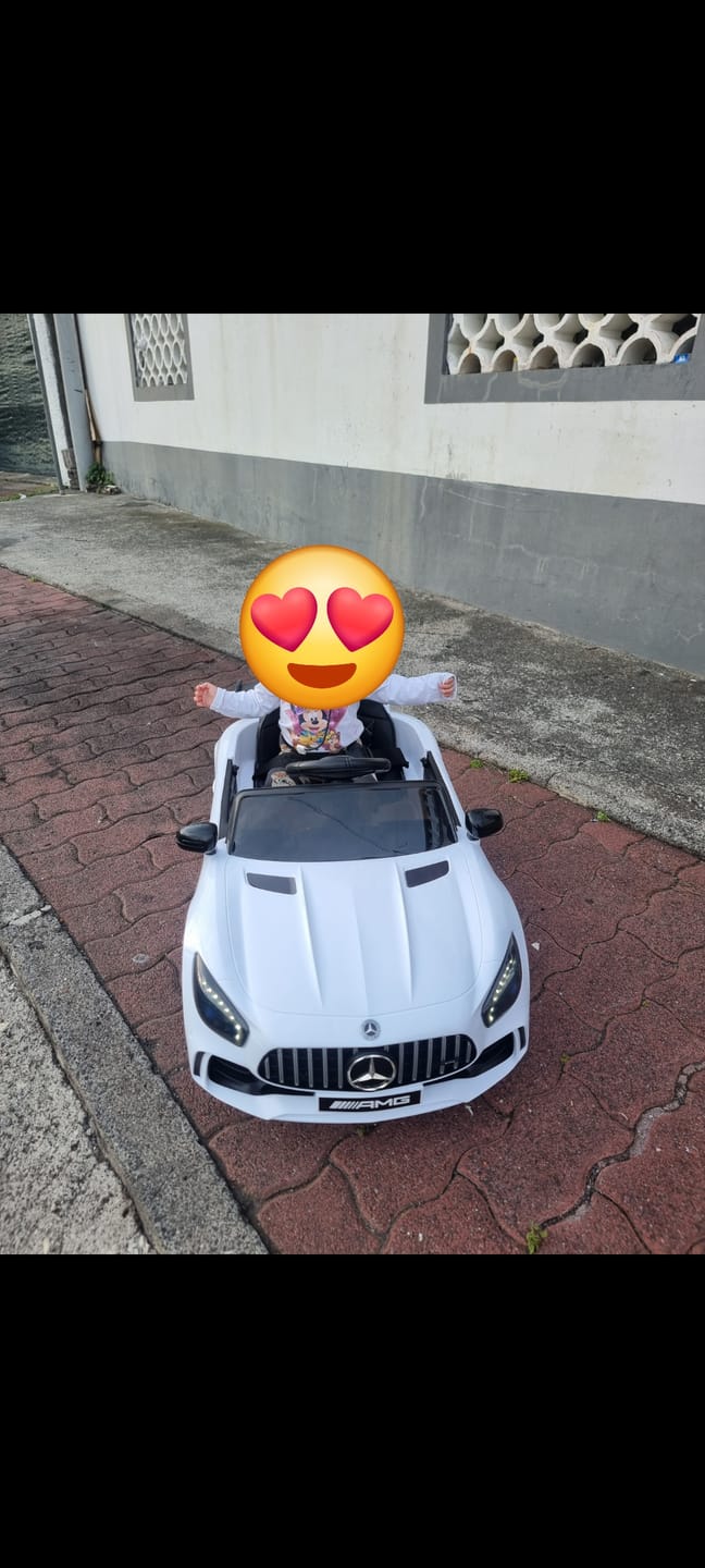 Customer photo review of Carro Elétrico para Criança MERCEDES GTR MINI 12v Branco c/ RODAS DE BORRACHA & ASSENTO EM PELE