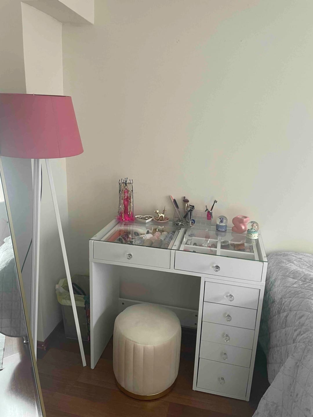 Customer photo review of Rani BJ107 Makyaj Tuvalet Masası 7 Çekmeceli Cam Tablalı Takı Düzenleyici Beyaz