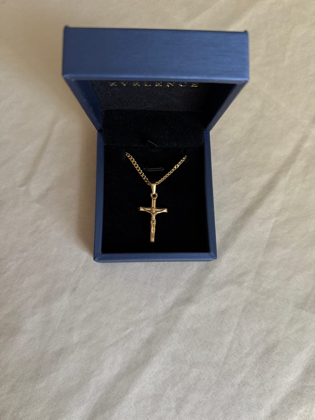 Customer photo review of Kruzifix Anhänger - Gold