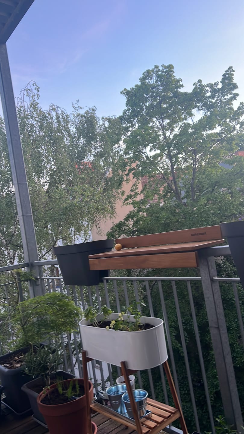 Customer photo review of Massivholz Balkongeländer-Tisch (inkl. gratis Schutzhülle)