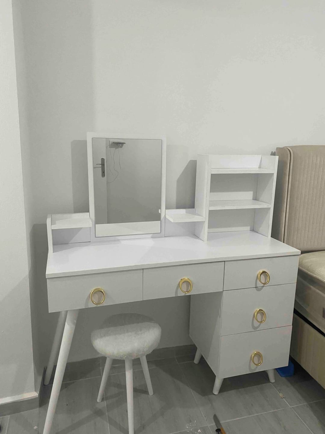 Customer photo review of Rani BJ101 Makyaj Tuvalet Masası 5 Çekmeceli Raflı Aynalı Takı Düzenleyici Puf Takım Beyaz