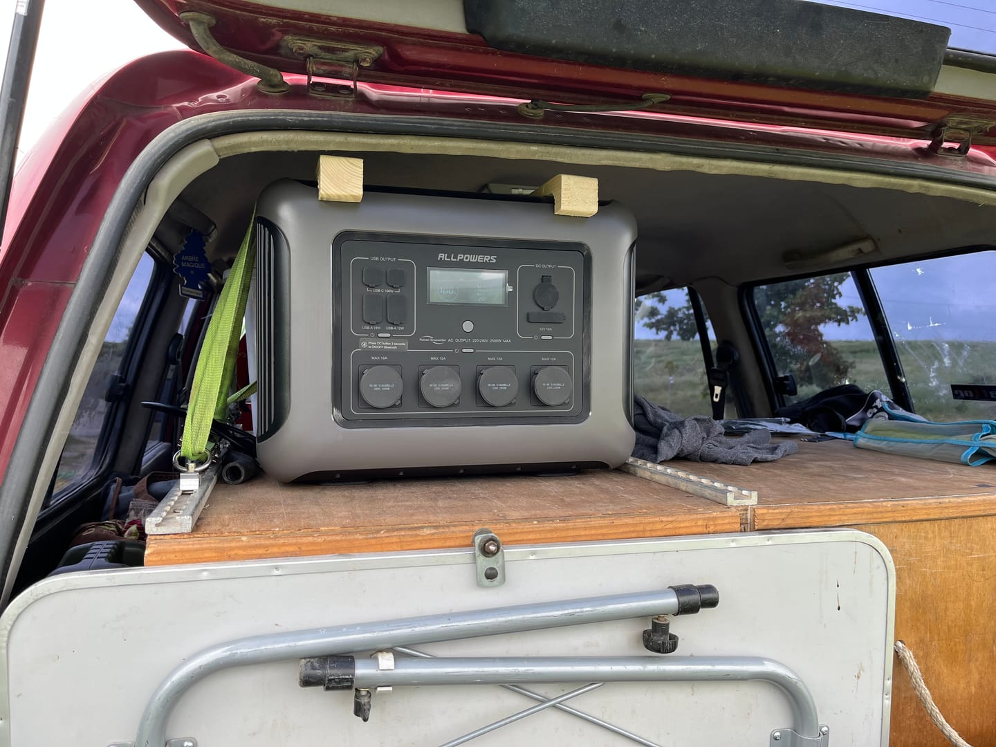 Customer photo review of ALLPOWERS Générateur Solaire 2500W (R2500 + SF200 Panneau Solaire 200W)