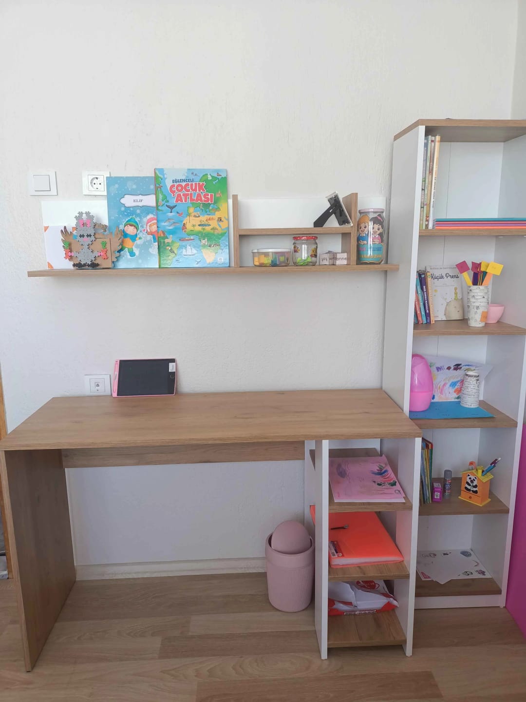 Customer photo review of Rani HA125 Kitaplıklı Raflı Çalışma Ofis Bilgisayar Masası Sepet Ceviz - Beyaz