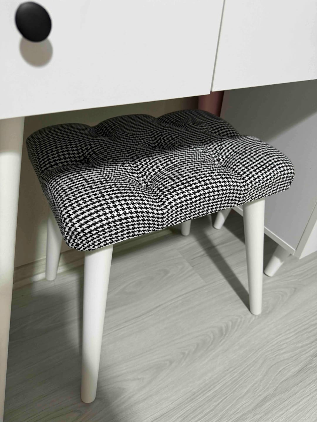 Customer photo review of Rani BM101 Puf Ahşap Ayaklı Tabure Siyah - Beyaz Kazayağı Desenli