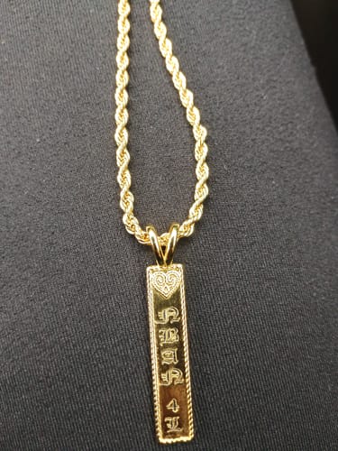 Customer photo review of 8mm Kealoha Heirloom Vertical Plate Necklace