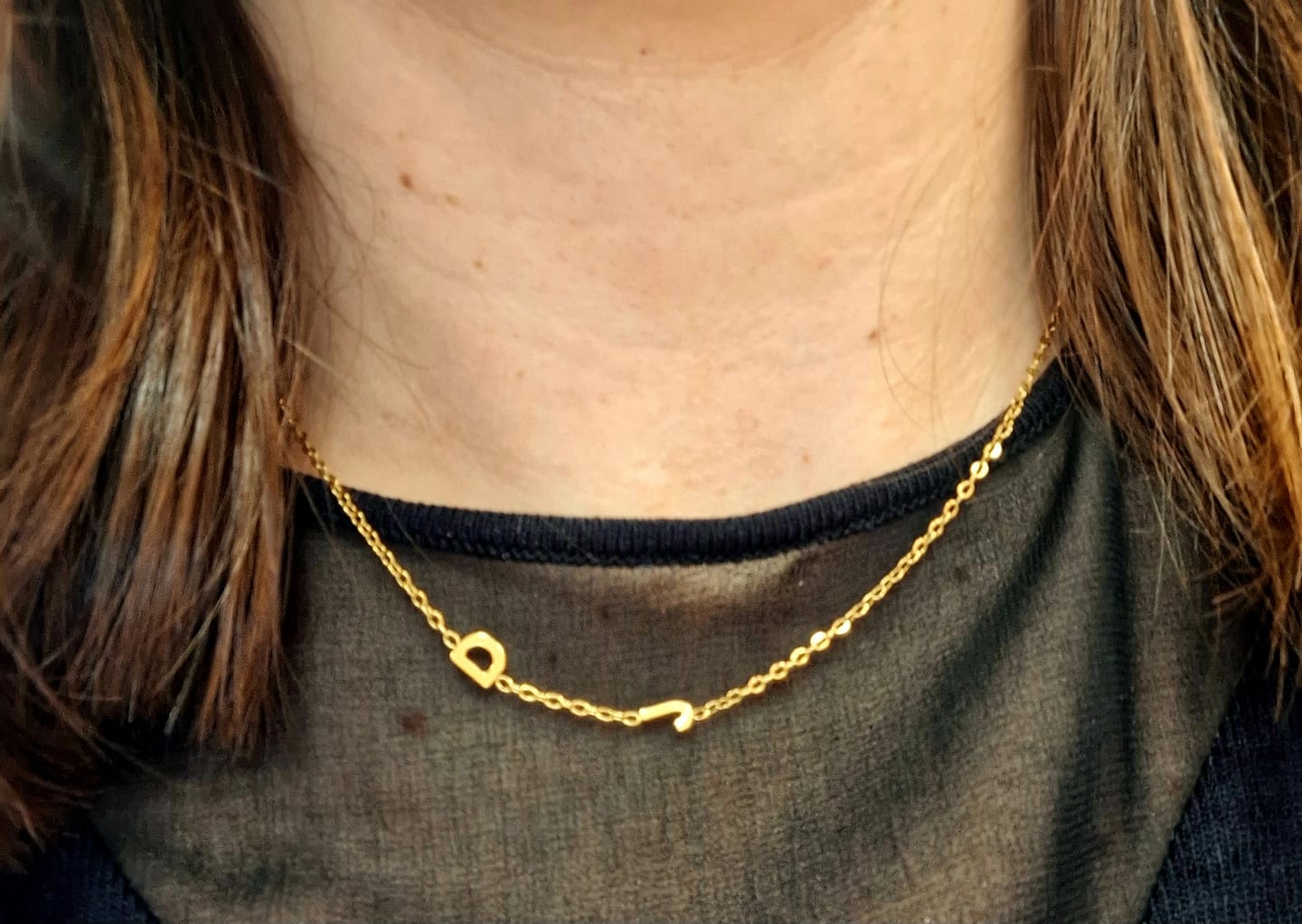 Customer photo review of Colar de Iniciais Laterais Personalizado