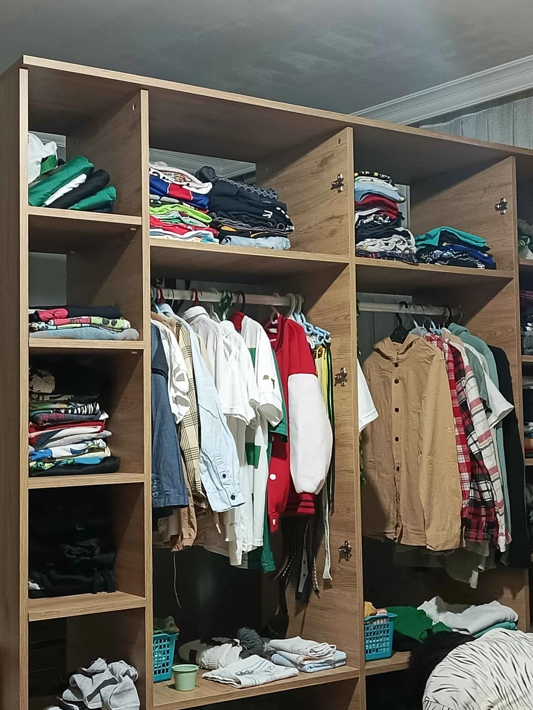 Customer photo review of Rani BA114 Geniş Gardırop Elbise Dolabı 6 Kapaklı 16 Raflı 2 Askılı Sepet Ceviz - Beyaz