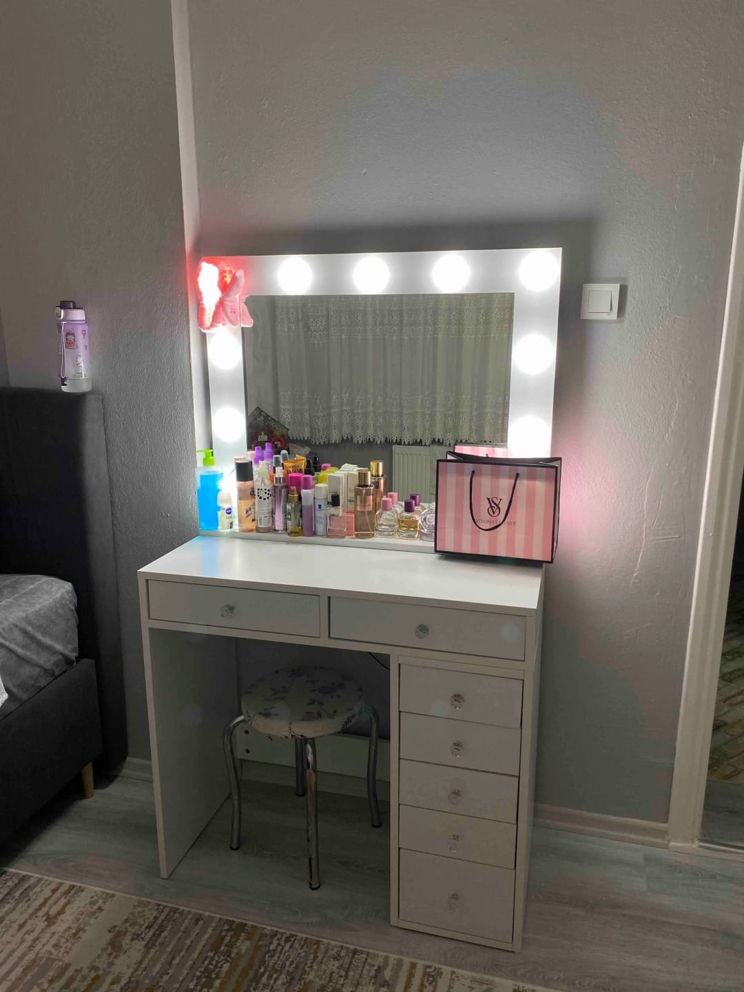 Customer photo review of Rani BJ115 Hollywood Işıklı Aynalı Kulis Makyaj Masası 7 Çekmeceli Takı Düzenleyici Beyaz