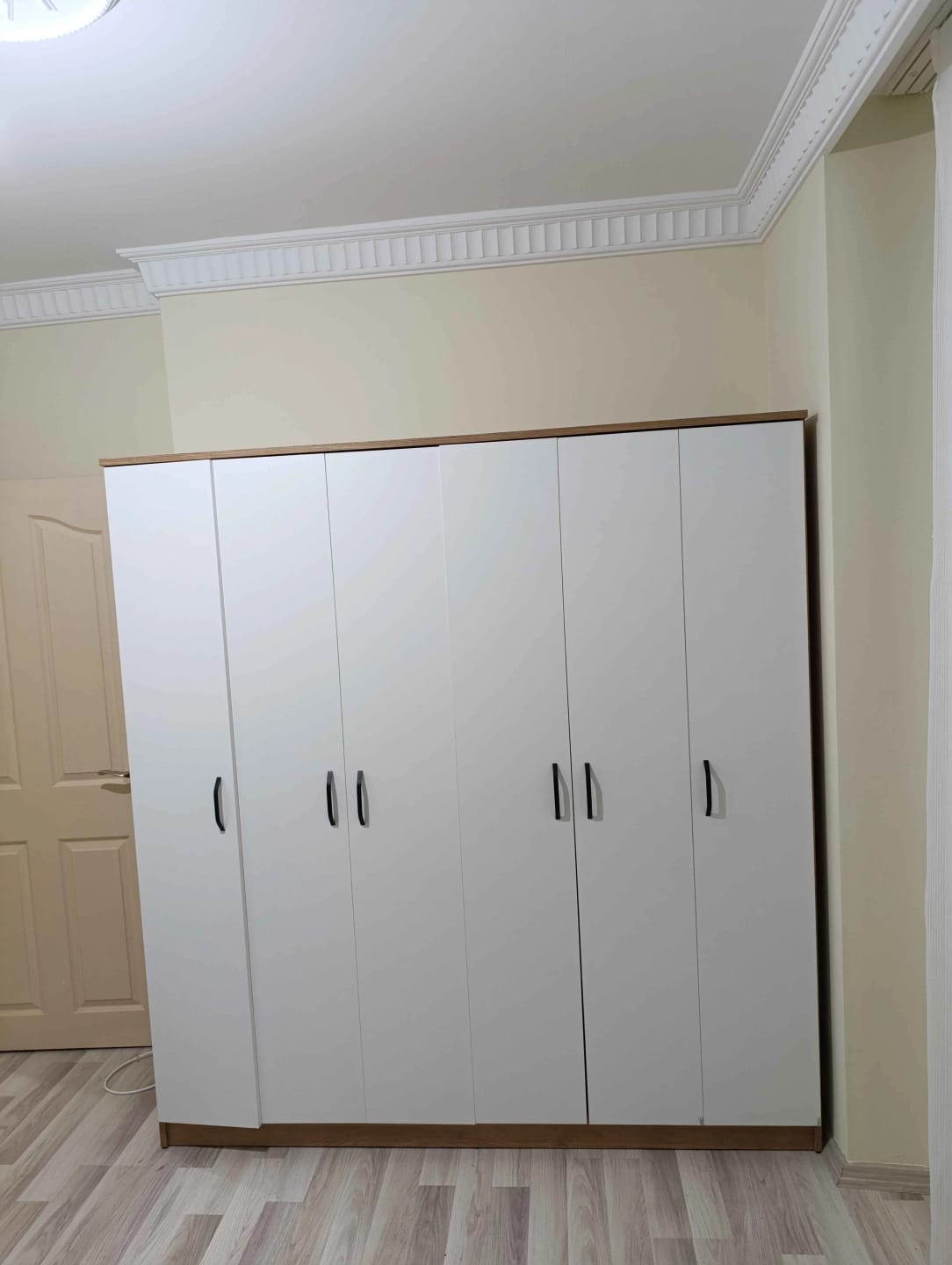 Customer photo review of Rani BA114 Geniş Gardırop Elbise Dolabı 6 Kapaklı 16 Raflı 2 Askılı Sepet Ceviz - Beyaz