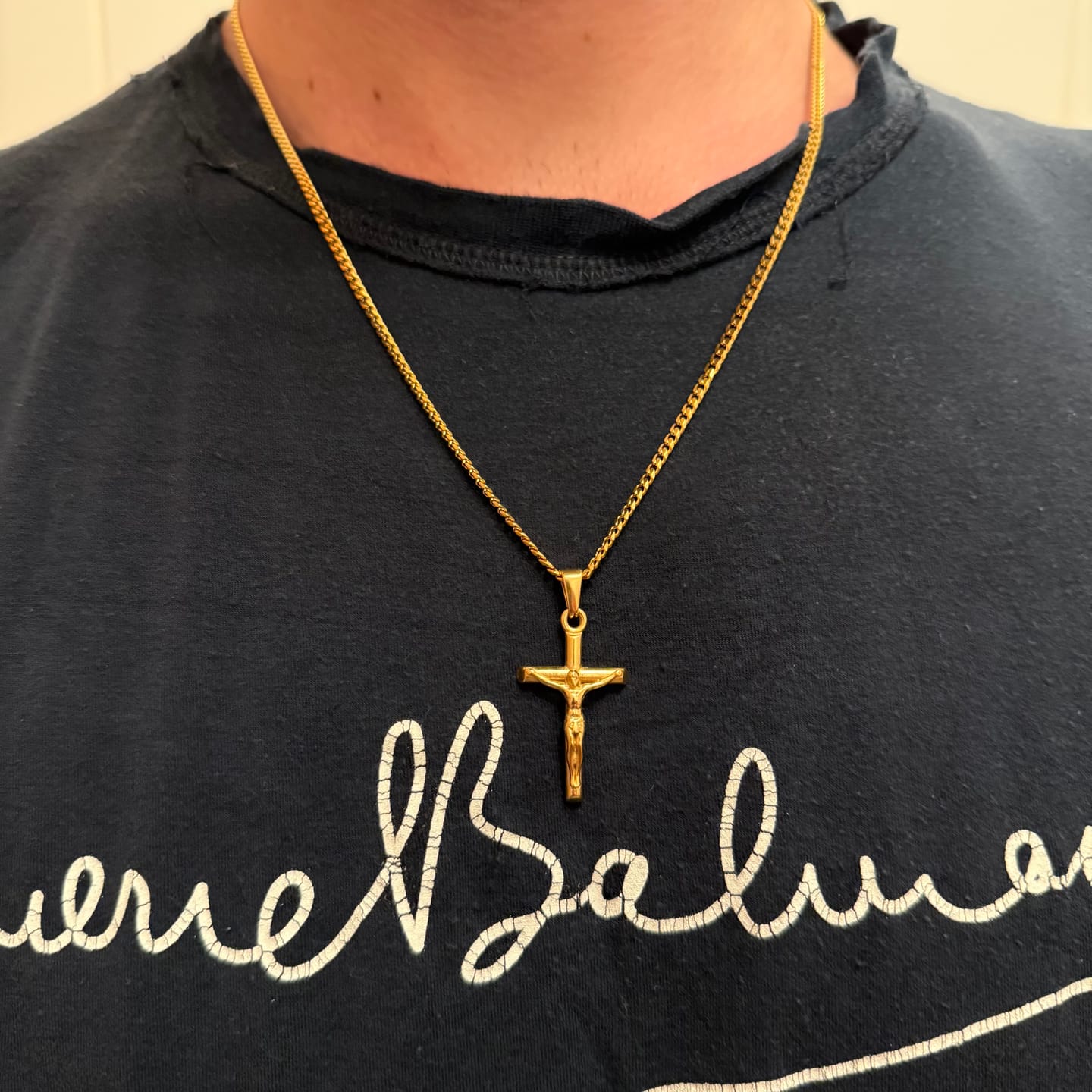 Customer photo review of Kruzifix Anhänger - Gold