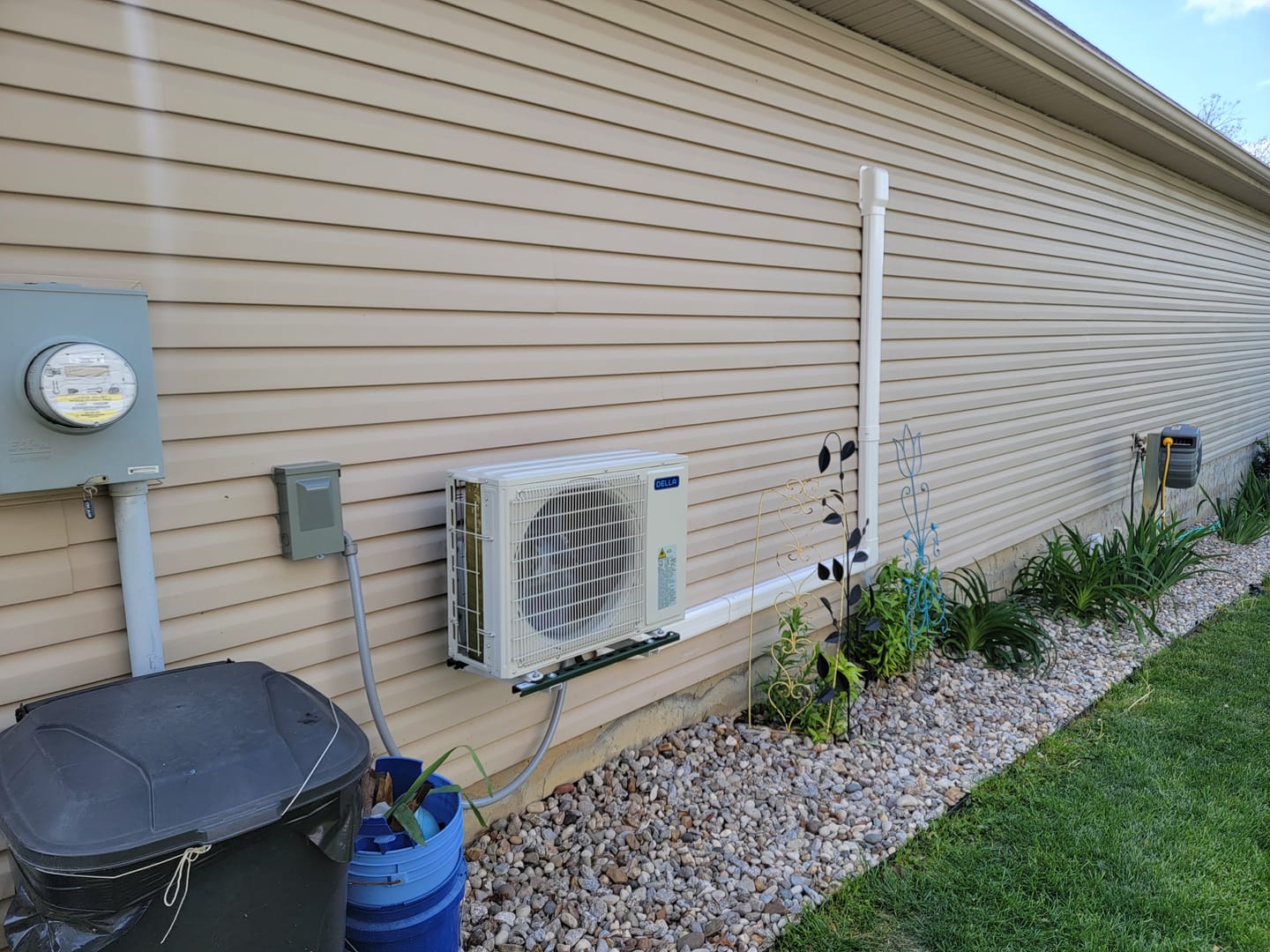 Customer photo review of DELLA Motto Series 12000 BTU 20 SEER2 Mini Split Heat Pump AC – 115V, Up to 550 Sq.Ft.
